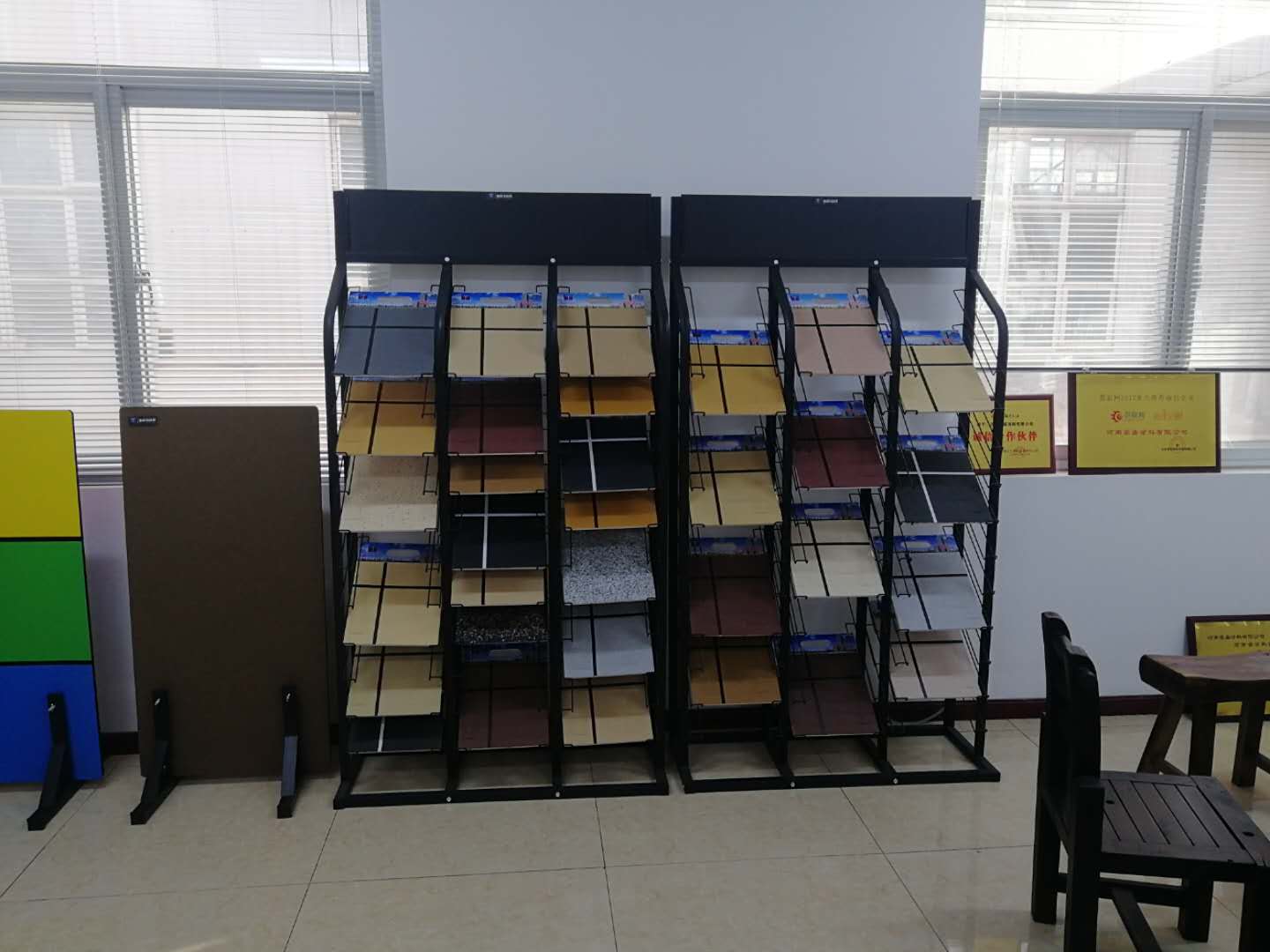 ?冠晶石和水包砂外墻涂料的區(qū)別，你知道多少